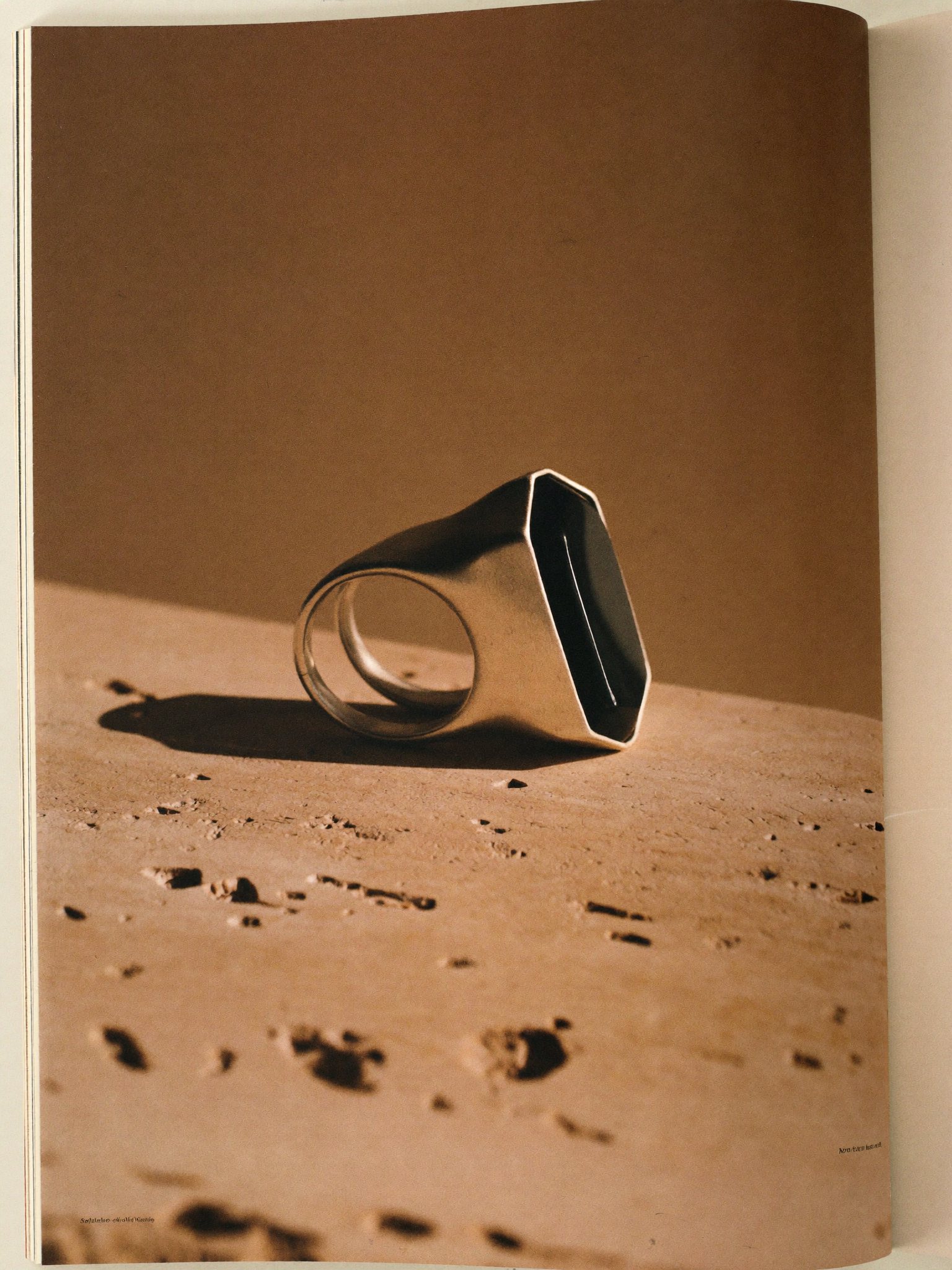 Anel obsidiana — fotografia editorial NAURE