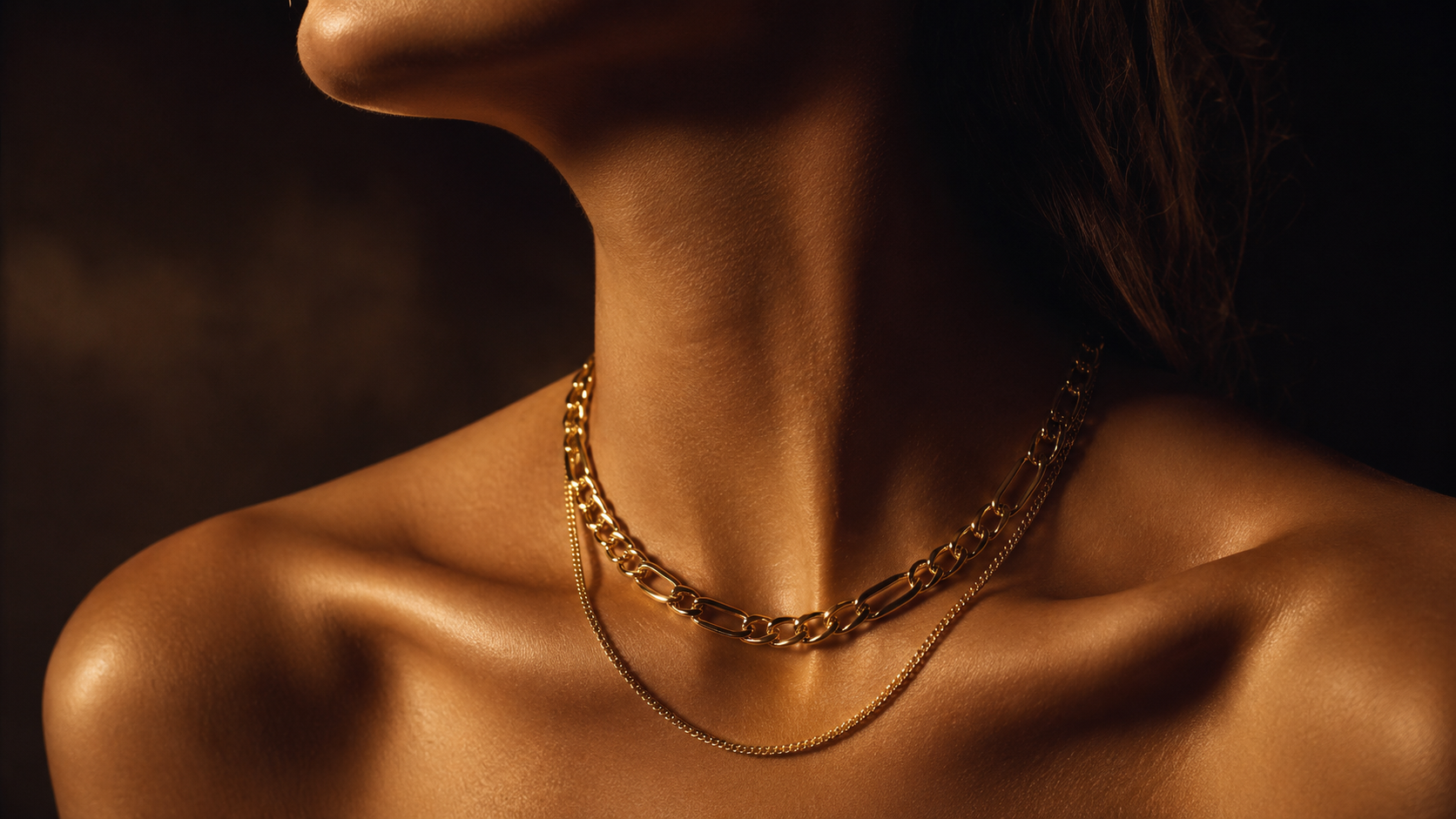 Pescoço e clavícula com correntes em camadas em ouro — NAURE