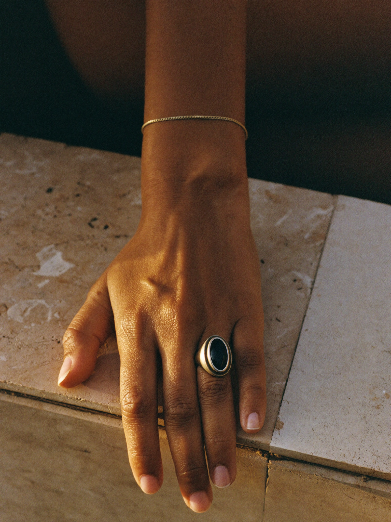 Pulseira NAURE — pulso, luz solar, seda